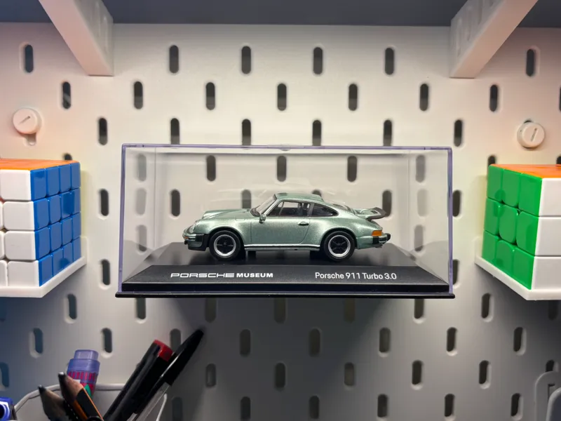 Porsche model holder for SKADIS