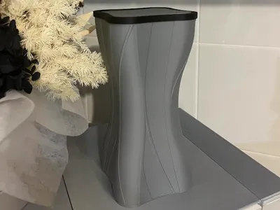 Bin with spinning lid