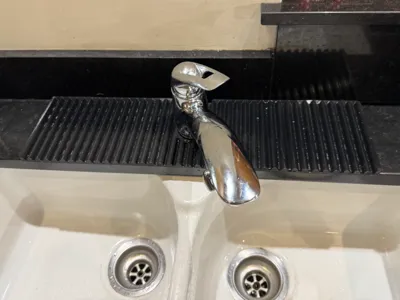 Behind sink split draining tray