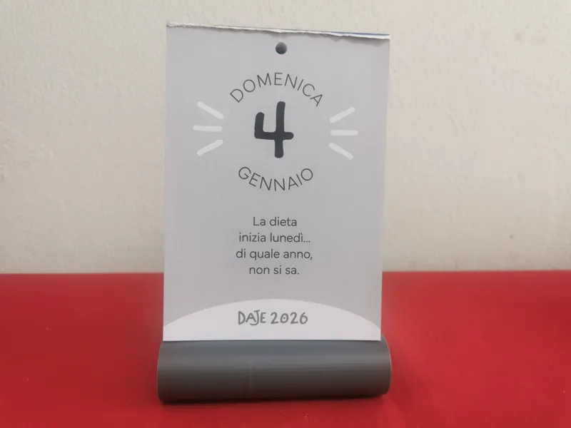 Minimal Desk Calendar Stand
