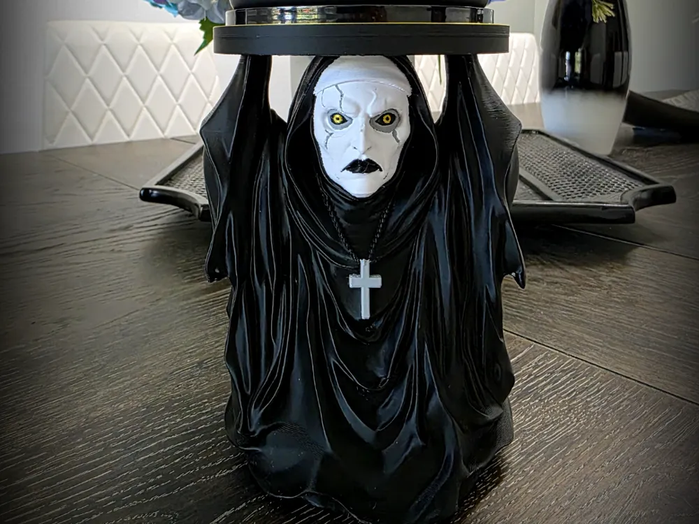 Accesorio de iluminación decorativa: The Nun Candle Holder Halloween. Referencia del modelo original.