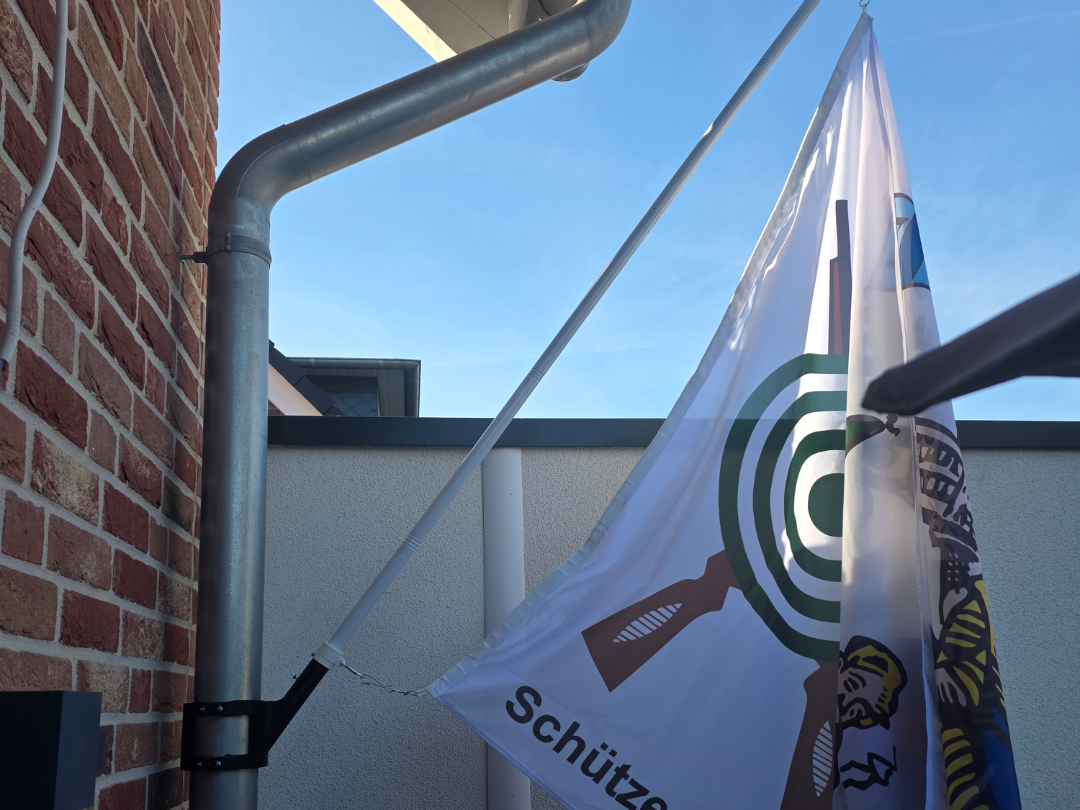 Fahnenhalter für DN100 Regenrohr (ohne Bohren!)