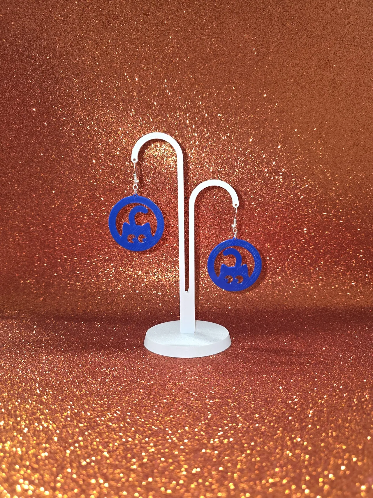 Scared kitten in a round earrings view 3