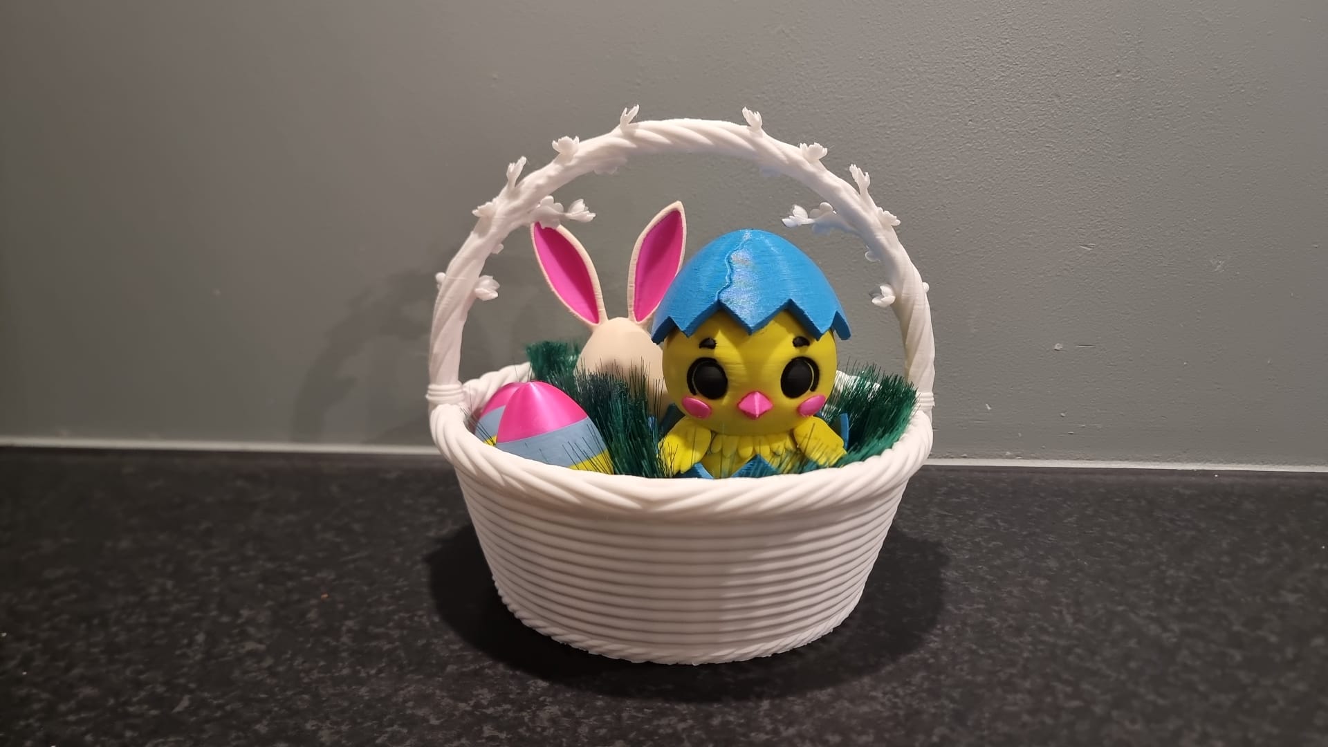 Miniatura 2 do modelo 3D Spring Chick Surprise Easter basket