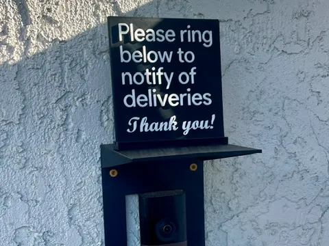 Delivery signage with changeable stand