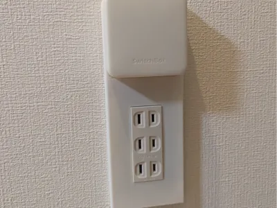 Wide 21 outlet cover for hanging the SwitchBot Hub Mini