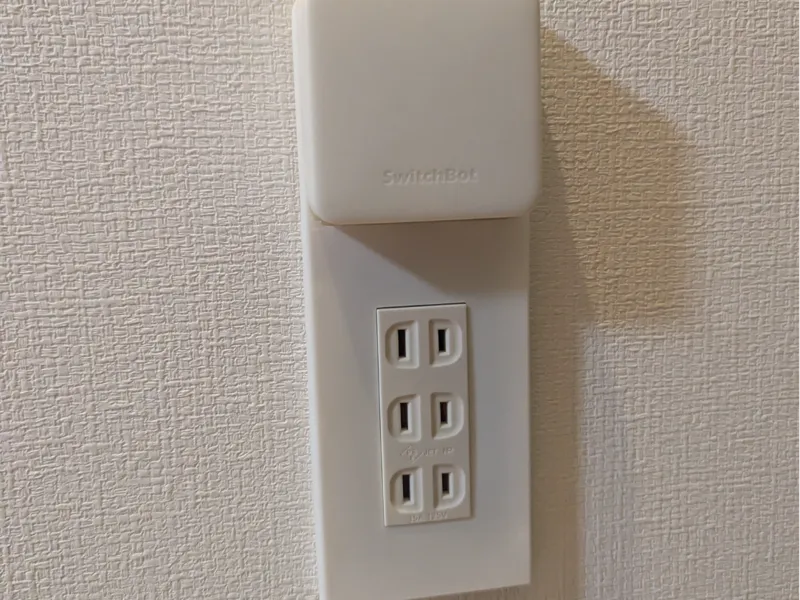 SwitchBot Hub Miniを掛けられるワイド２１用コンセントカバー