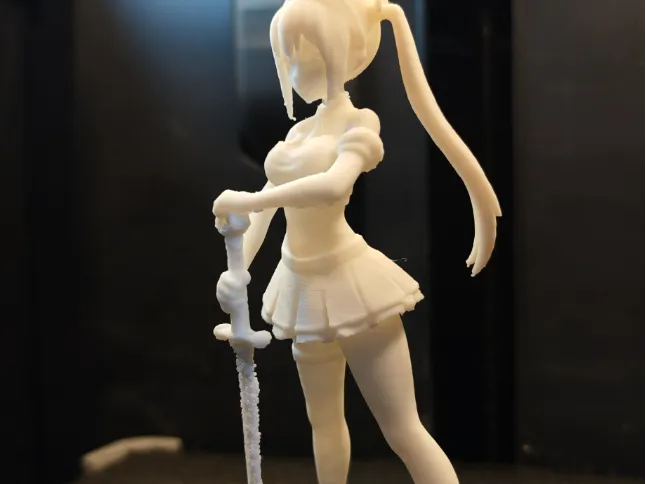 Anime Girl mit Schwert in den Händen