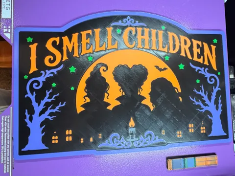 Letrero o emblema decorativo: Hocus Pocus- I Smell Children sign — referencia de MakerWorld