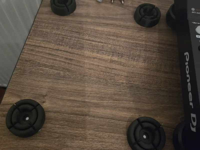 Pioneer/AlphaTheta XDJ-700 legs