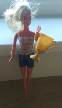Coupe dorée style olympique pour figurines — photo 2