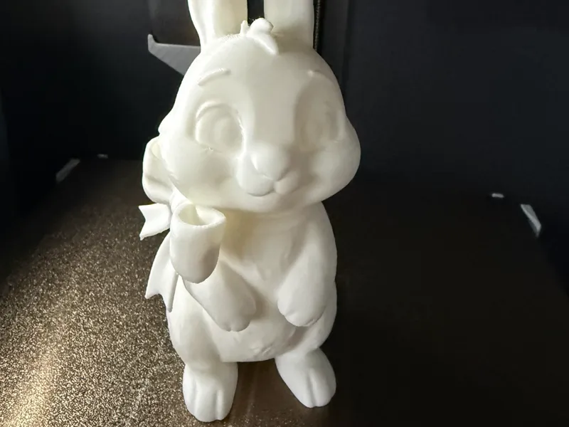 Niedlicher Osterhase mit Schleife