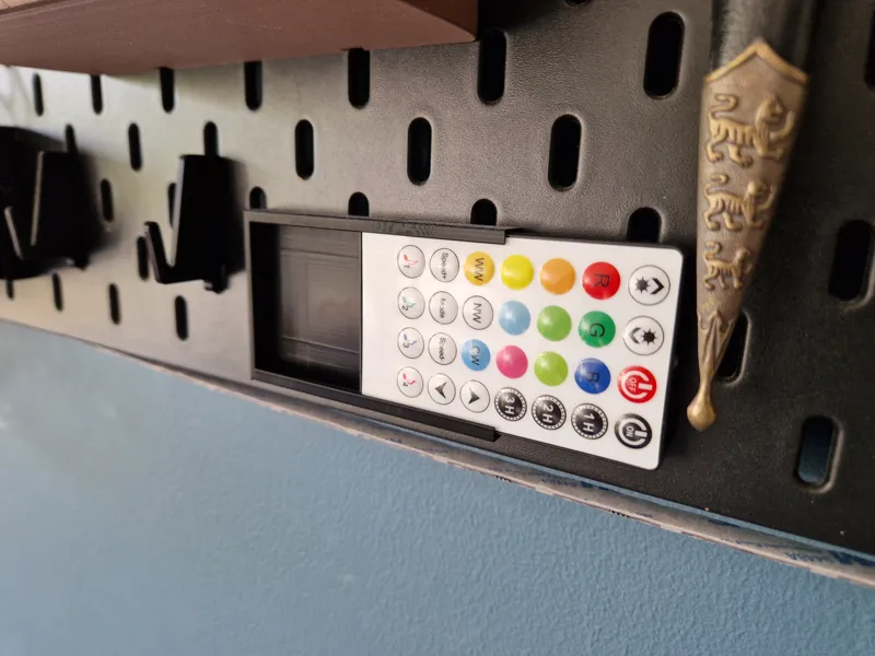 Skadis bord led remote holder