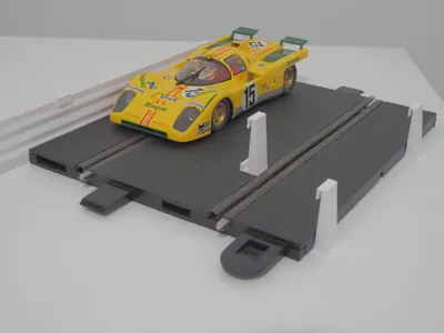 Guardrail and support column for Scalextric