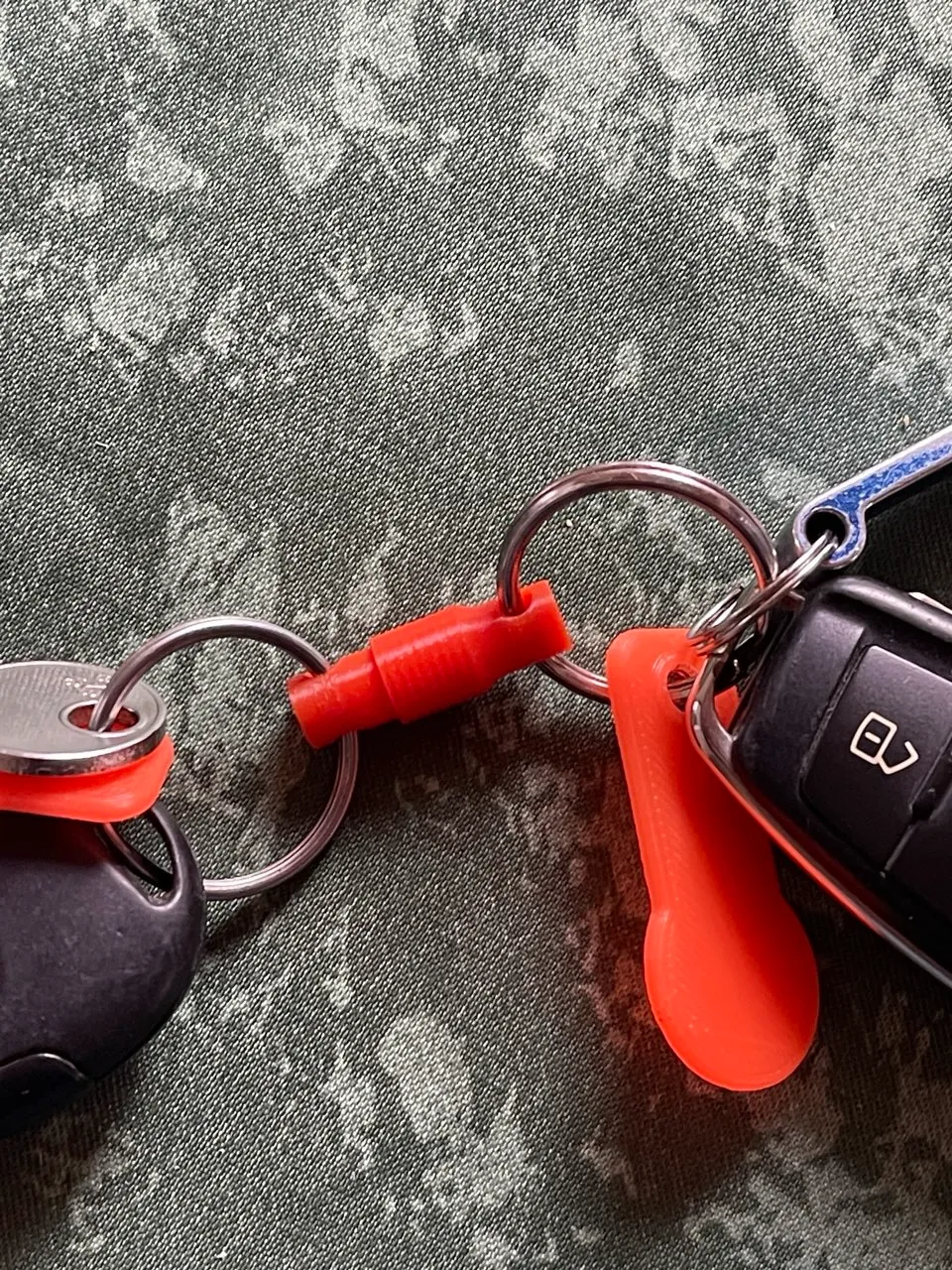 Twistlock - Threaded connector keychain & bagpack by extrawitz ...