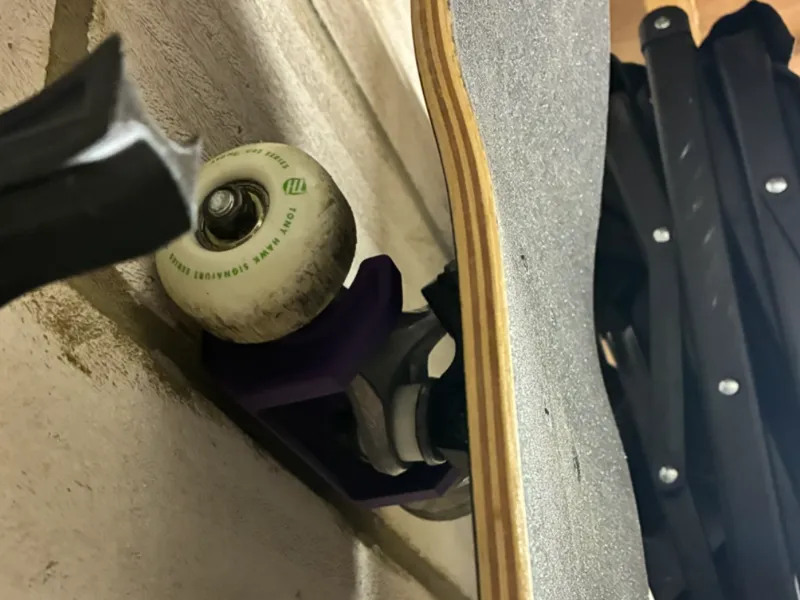 Skateboard wall mount / hanger