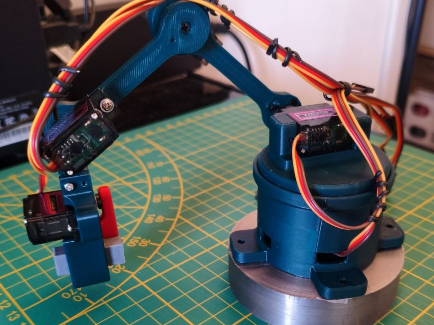 Mini robot MG90S (cost less than 10 € or $)