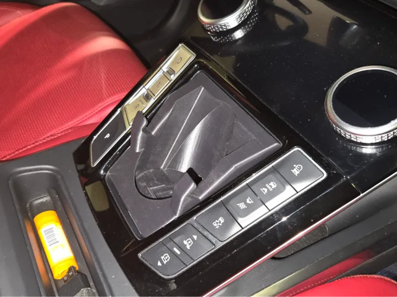 Jaguar I-PACE phone and cupholder 
