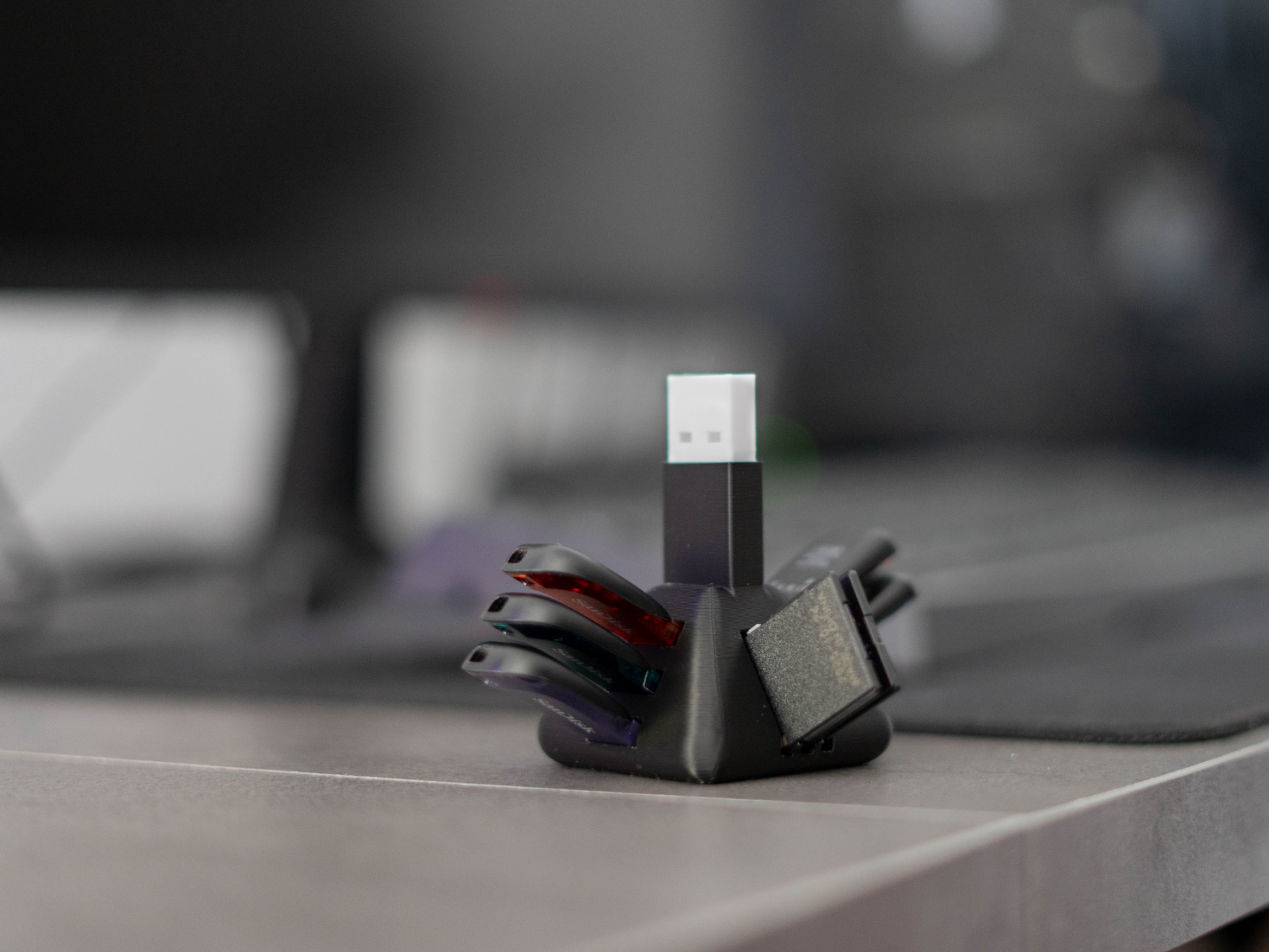 Pyramid USB & Memory Card Holder