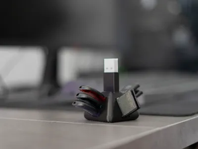 Pyramid USB & Memory Card Holder