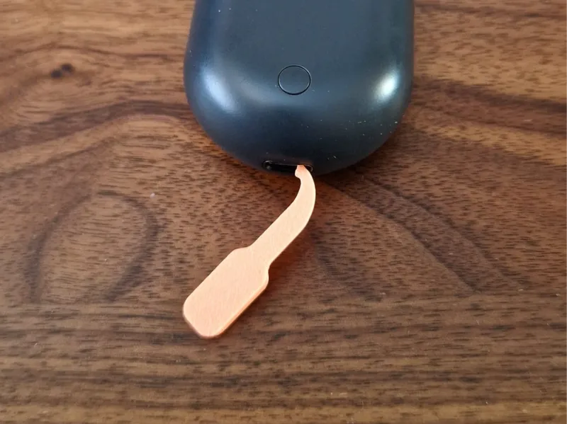 USB-C/lightning dust remover