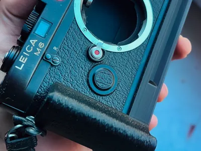 Leica M6 and M series Grip Arca Swiss Apple airtag