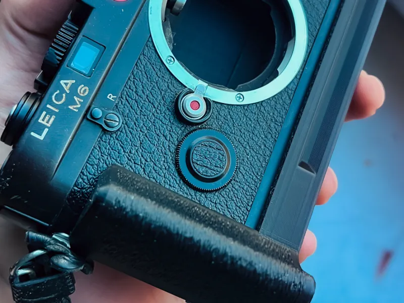Leica M6 and M series Grip Arca Swiss Apple airtag