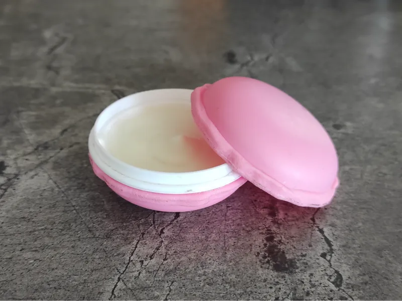 macarons, cream container