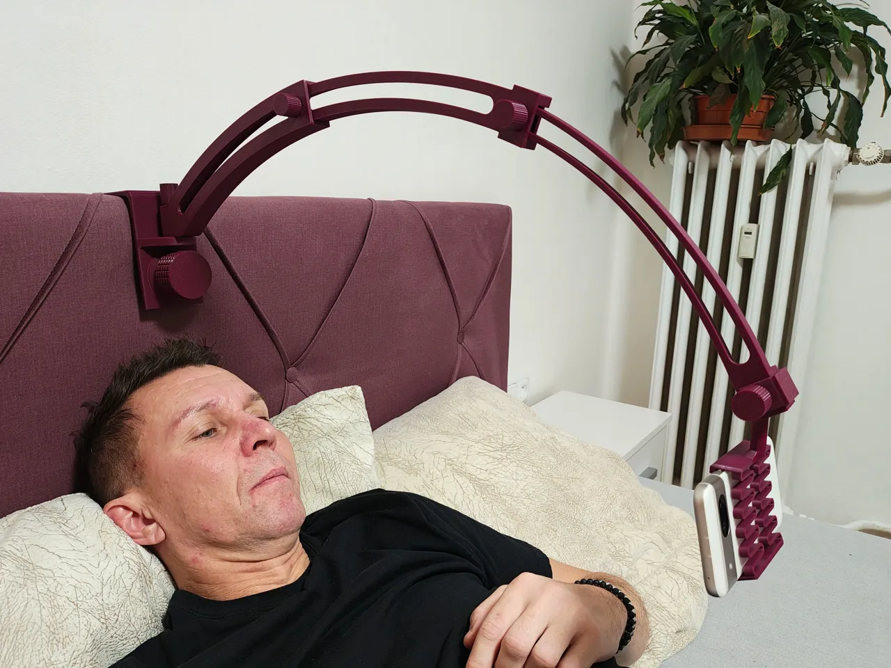 Retractable mobile holder for your bed-time V2 view 4
