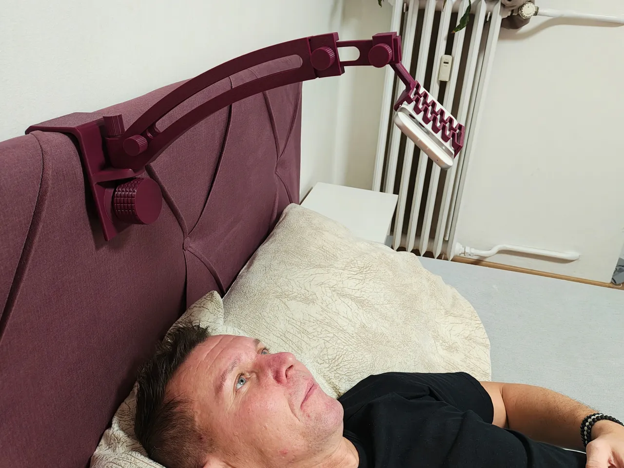 Retractable mobile holder for your bed-time V2 view 3