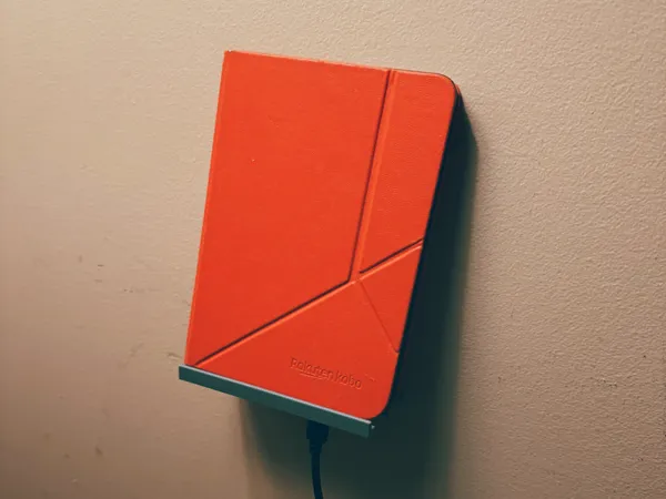 Étagère murale pour liseuse avec passe-câble