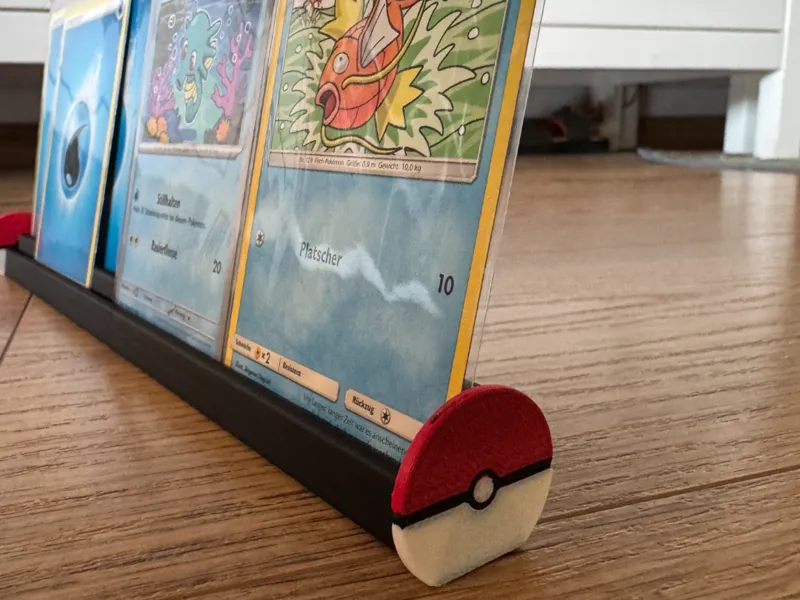 Pokémon Kartenhalter im Pokéball-Design