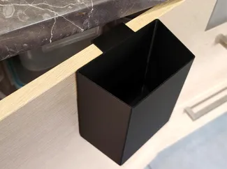Countertop bin for organic waste, with lid