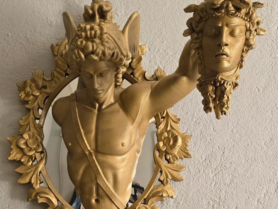 Figura decorativa: PERSEO & MEDUSA La escultura que SALE del espejo. Referencia del modelo original.