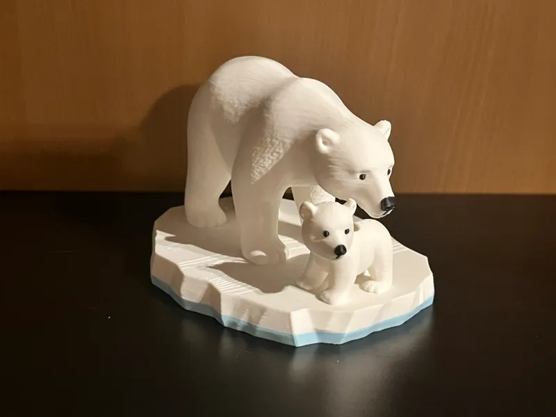 Eisbaer und Junges auf Eisscholle