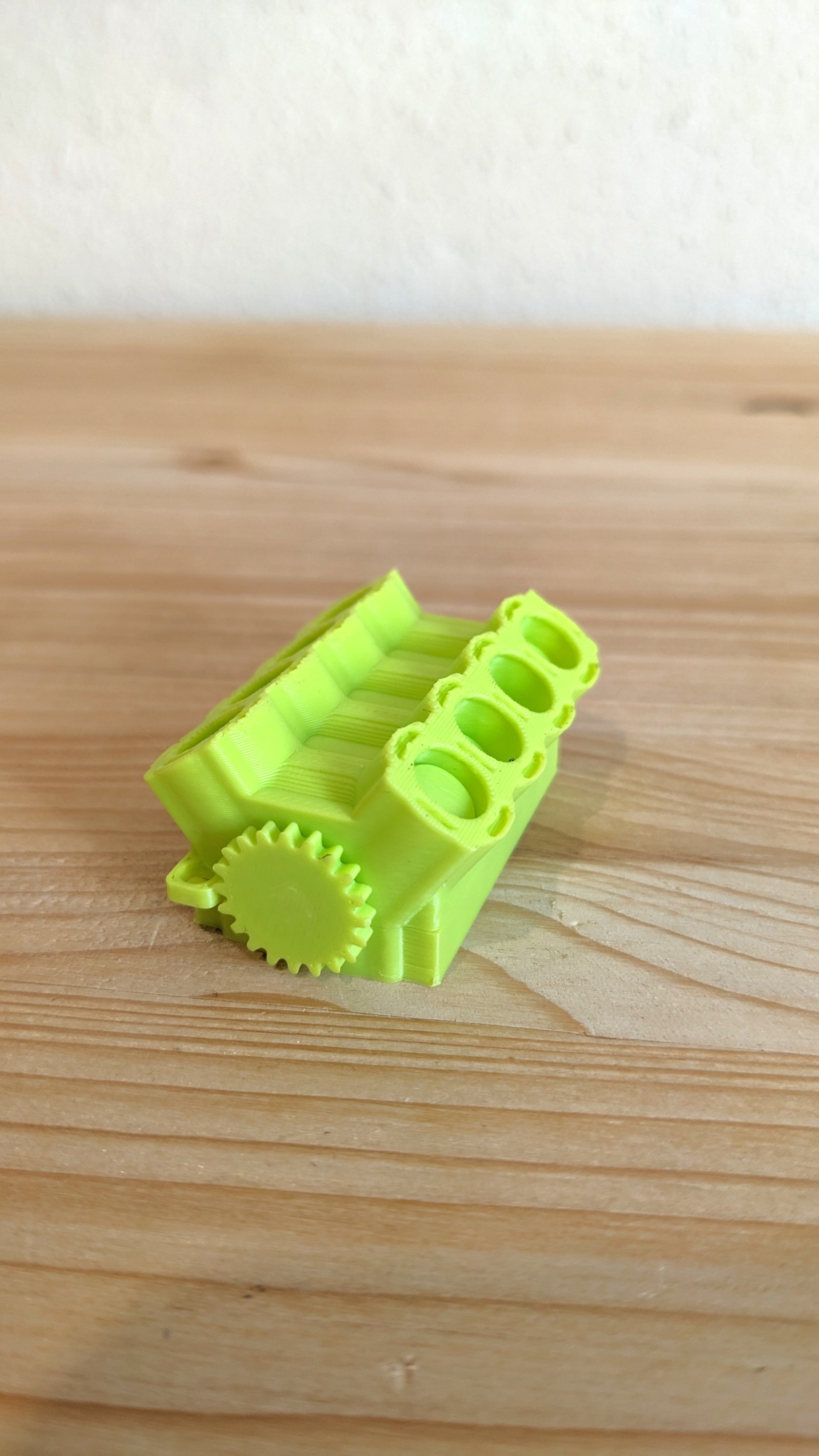 Miniatura 3 do modelo 3D V8 Fidget engine keychain