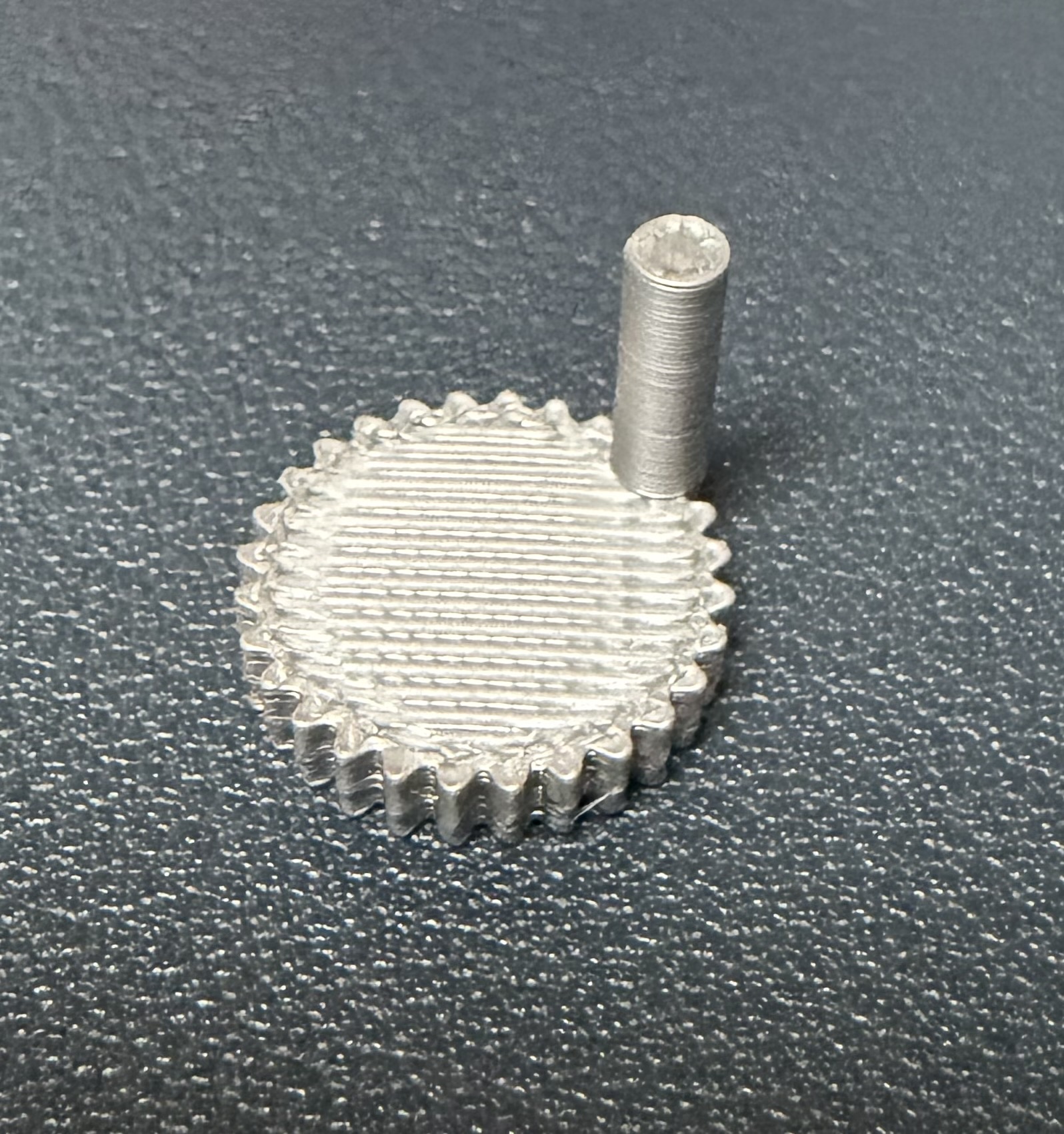 Miniatura 4 do modelo 3D V8 Fidget engine keychain