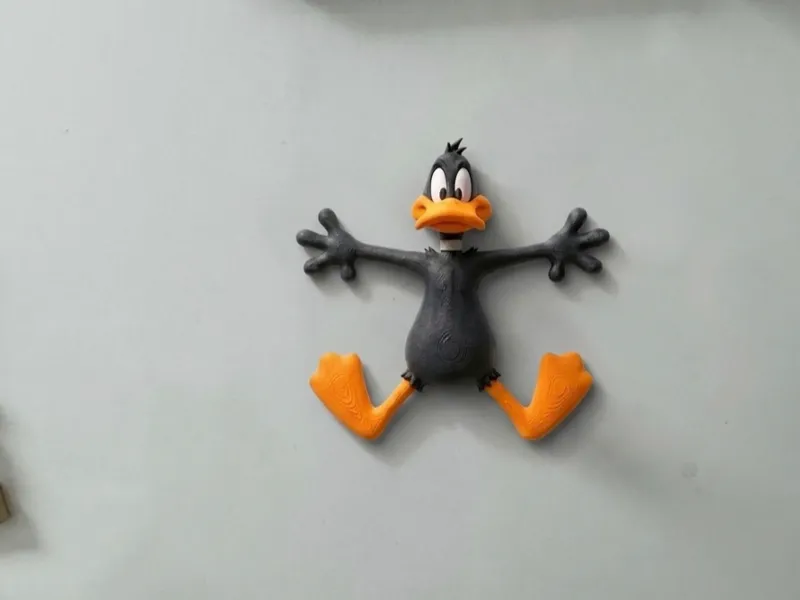 daffy duck se estrello contra la pared 