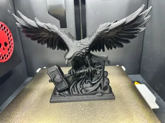 Adler greift Thorshammer Statue