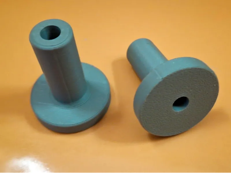 Toilet seat fixing device