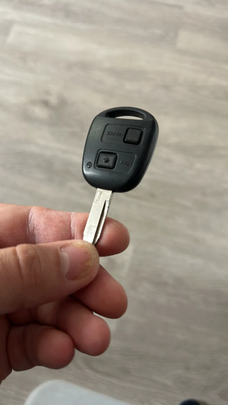 TOYOTA KEY BUTTON (LOCK, UNLOCK)