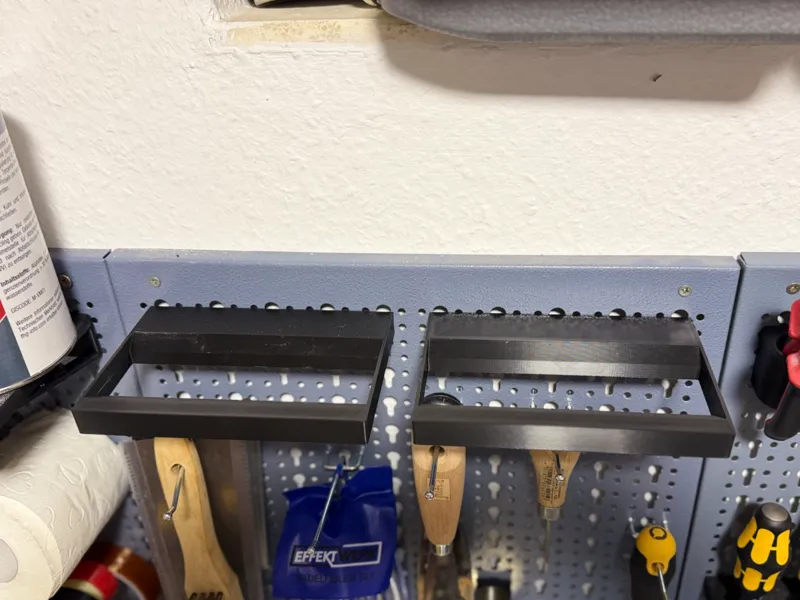 Halter für Klebebandrollen für Küpper Lochwand