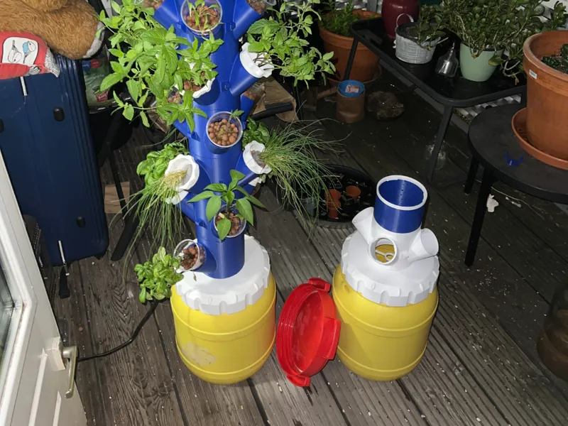 13 L bucket lid and adapter for hydroponic tower 