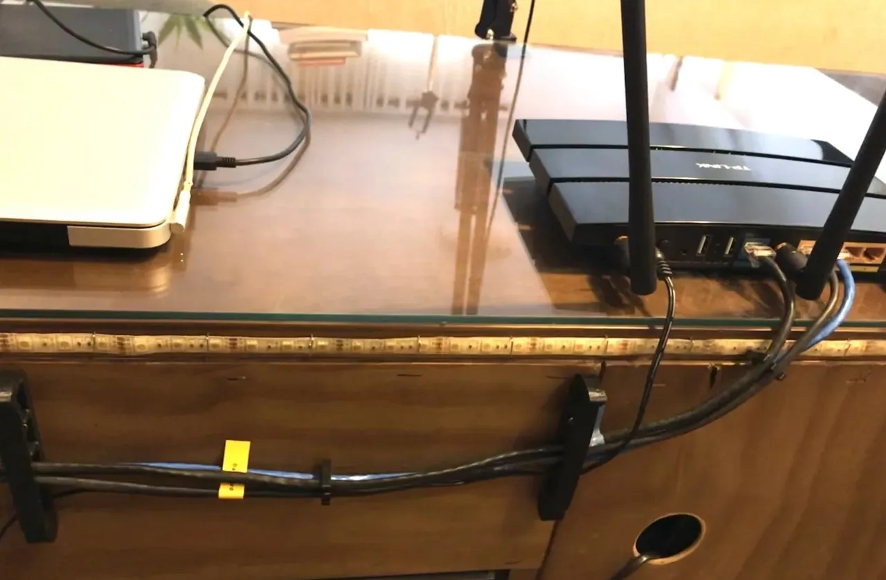 Best Cable Management Clip with Latch-able Hinge view 3