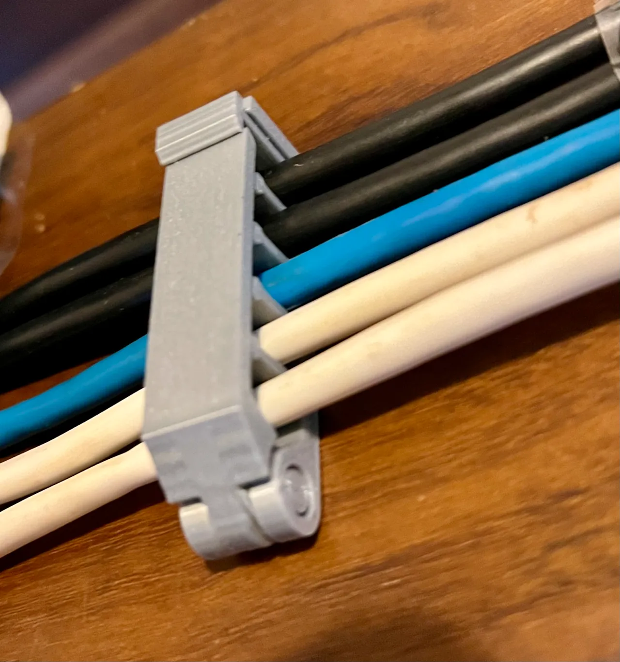 Best Cable Management Clip with Latch-able Hinge view 4