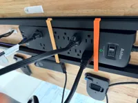 Support de parasurtenseur pour bureau Uplift — photo 2