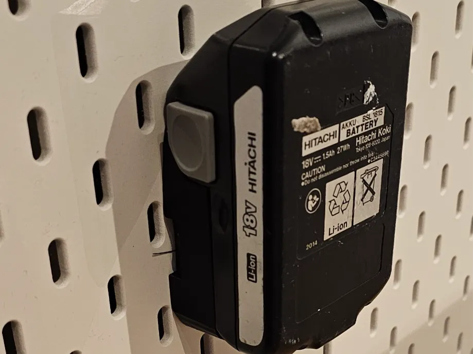 Support batterie Hikoki/Hitachi 18V pour panneau Skadis