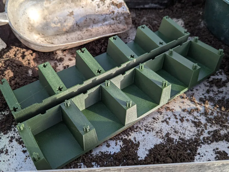 Easy seedling removal seed tray