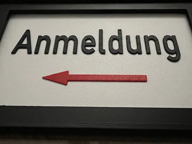 Schild Anmeldung links