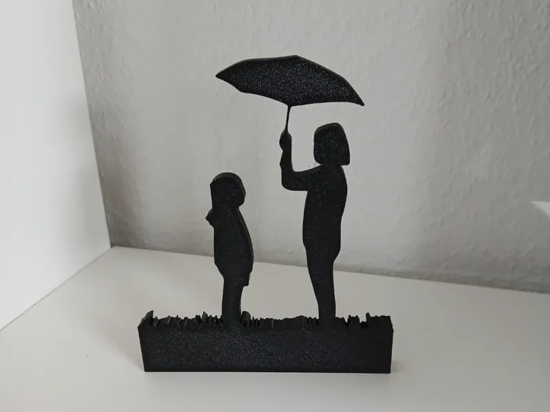 Frau mit Kind und Schirm